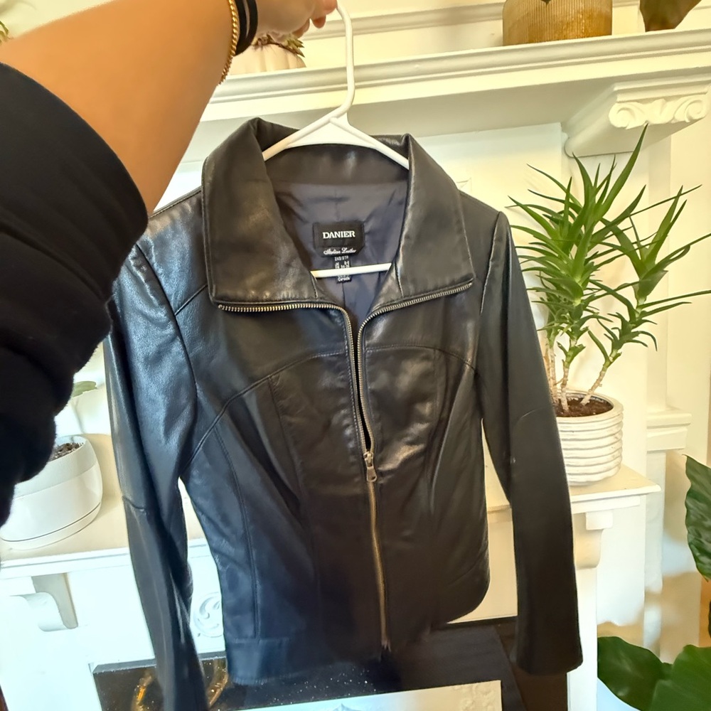 Danier Women's Sleek Black Leather Jacket - Picture 5 of 5